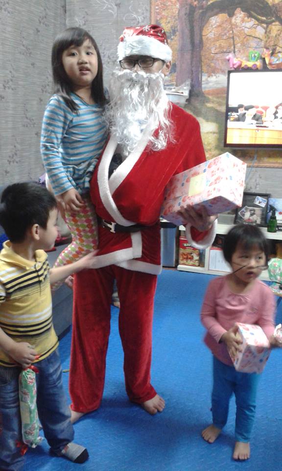 Khác với mọi năm, năm nay còn có Ông già Noel tới nhà tặng quà cho các bé ngoan nữa đấy nhé
